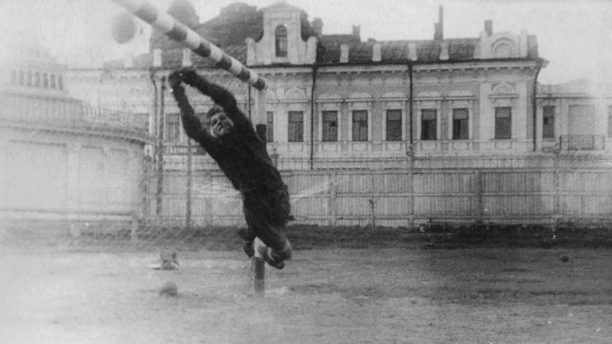 Послевоенные победы «Динамо». В броске знаменитый вратарь Николай Карташов, 1947 год
